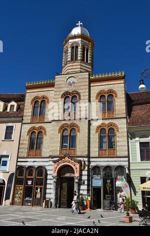 Die alte sächsische Stadt Brașov (Kronstadt), Siebenbürgen, Rumänien: Der Hauptplatz (piata Sfatului) und die orthodoxe Kirche Stockfoto