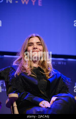 Hay-on-Wye, Wales, Großbritannien. 29.. Mai 2022. Vicky Spratt und Hilary Cottam im Gespräch mit Oliver Balch beim Hay Festival 2022, Wales. Quelle: Sam Hardwick/Alamy. Stockfoto