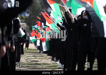 Gaza-Stadt, Palästina. 29. Mai 2022. Die Palästinenser heben in Gaza-Stadt vor dem Beginn des flaggenmarsches zum Jerusalem-Tag, der an die Vereinigung der Stadt erinnert, nachdem Israel 1967 Ost-Jerusalem annektiert hatte. Stockfoto