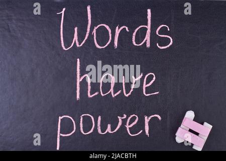 Wörter haben Energie Inschrift geschrieben mit Kreide auf schwarzem Brett. Inspiration und Motivationskonzept. Stockfoto