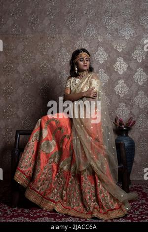 Wunderschönes indisches weibliches Model, indisches Mädchen, indische Frau, die eine Orang-Lehenga trägt Stockfoto