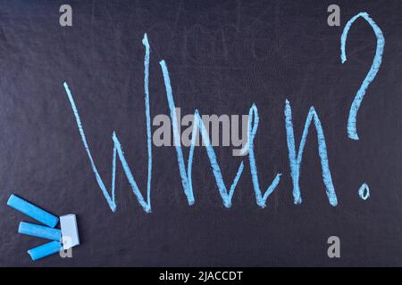 Wort, wenn mit blauer Kreide auf schwarzes Brett geschrieben. Schule, Erwartung und Bildungskonzept. Stockfoto