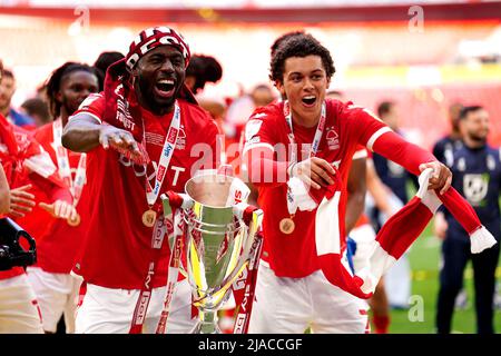 Keinan Davis (links) und Brennan Johnson aus Nottingham Forest feiern die Siegerförderung in die Premier League nach dem Play-off-Finale der Sky Bet Championship im Wembley Stadium, London. Bilddatum: Sonntag, 29. Mai 2022. Stockfoto