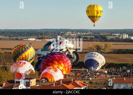 Coruche, Portugal - 13. November 2021: Heißluftballonflug und andere Ballons werden beim Ballooning-Festival in Coruche, Portugal, aufgeblasen. Stockfoto