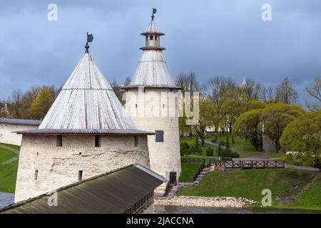 Kreml von Pskow, Russland. Weiße Steintürme und Mauern der alten Festung Stockfoto