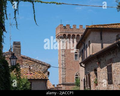 Umkämpfter Turm der mittelalterlichen Burg am Eingang zum Dorf Bolgheri. Stockfoto