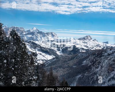 Blick auf die verschneiten Felsen der italienischen Dolomiten an einem schönen sonnigen Tag. Stockfoto