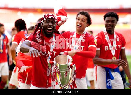 Keinan Davis (links) und Brennan Johnson aus Nottingham Forest feiern die Siegerförderung in die Premier League nach dem Play-off-Finale der Sky Bet Championship im Wembley Stadium, London. Bilddatum: Sonntag, 29. Mai 2022. Stockfoto