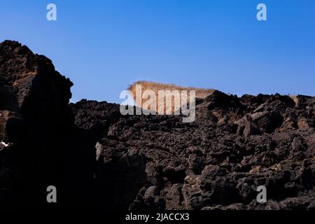 Blick auf den Lavastein von Linosa, Sizilien. Italien Stockfoto