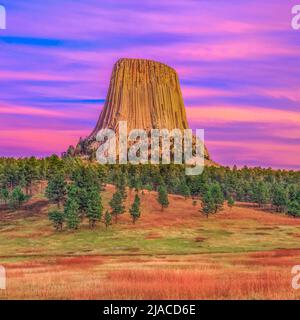 Sonnenuntergang über Devils Tower Devils Tower National Monument in der Nähe von Hulett, Wyoming Stockfoto