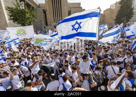 Jerusalem, Israel. 29.. Mai 2022. (220529) -- JERUSALEM, 29. Mai 2022 (Xinhua) -- Menschen nehmen an der fahnenmarsch zum Jerusalem-Tag in Jerusalem, am 29. Mai 2022, Teil. Der umstrittene flaggenmarsch fand am Sonntag zum Jerusalem-Tag statt, der an die Vereinigung der Stadt nach der Annexion Ostjerusalems durch Israel im Jahr 1967 erinnert. (JINI via Xinhua) Quelle: Xinhua/Alamy Live News Stockfoto