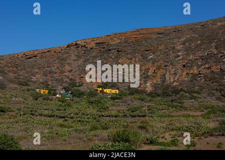 Blick auf typische bunte Häuser von Linosa in der Landschaft, Sizilien Stockfoto