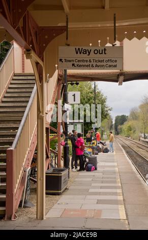 Passagiere am Bahnhof Bradford-on-Avon in Wiltshire, England, Großbritannien Stockfoto