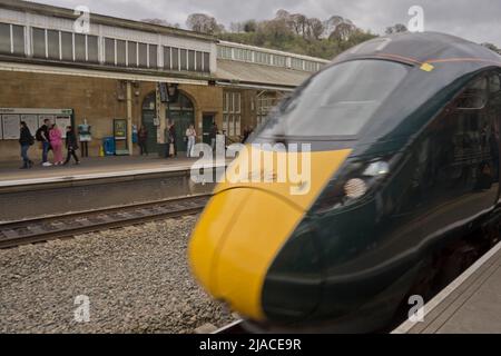 Passagiere im Zug der Great Western Railway am Bahnhof Bradford-on-Avon in Wiltshire, England, Großbritannien Stockfoto