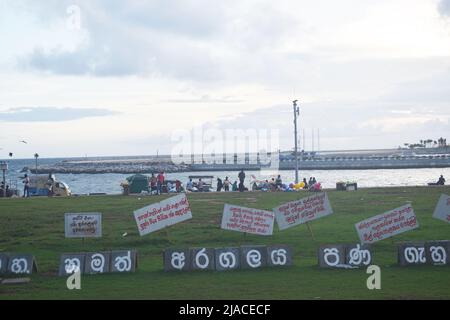 Ein Bereich des Protestes in #gotagogama in Galle Face Green, der während der Gewalt von regierungsfreundlichen Demonstranten am 9.. Mai 2022 angegriffen und verbrannt wurde. Das Gebiet wurde mit verschiedenen Slogans bezüglich des Angriffs blockiert. Colombo, Sri Lanka. Stockfoto