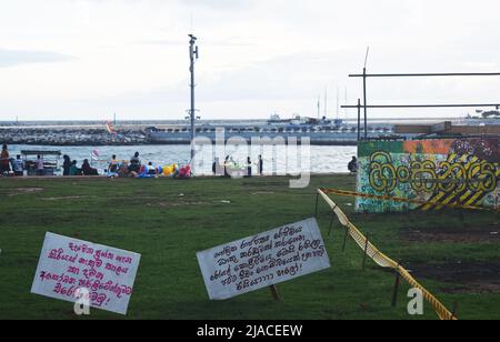 Ein Bereich des Protestes in #gotagogama in Galle Face Green, der während der Gewalt von regierungsfreundlichen Demonstranten am 9.. Mai 2022 angegriffen und verbrannt wurde. Das Gebiet wurde mit verschiedenen Slogans bezüglich des Angriffs blockiert. Colombo, Sri Lanka. Stockfoto