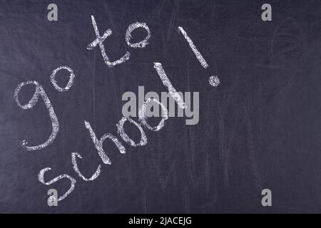 Handschriftliche Inschrift geht auf schwarzer Tafel aus nächster Nähe zur Schule. Zeit für das Bildungskonzept. Stockfoto