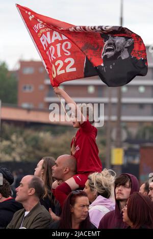 Baltic Triangle, Liverpool, Großbritannien. 29.. Mai 2022. Die Open-Top-Busparade zur Feier der Trophäengewinne des FC Liverpool fand in der Stadt statt, bei der der Manager und die Spieler des Teams den Applaus der Fans auf den Straßen entgegennahmen. Junges Mädchen winkt Flagge Stockfoto