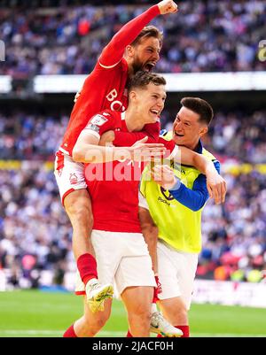 Ryan Yates von Nottingham Forest (Mitte) feiert mit Philip Zinckernagel (links) und Joe Lolley nach dem Sieg im Play-off-Finale der Sky Bet Championship im Wembley Stadium, London. Bilddatum: Sonntag, 29. Mai 2022. Stockfoto