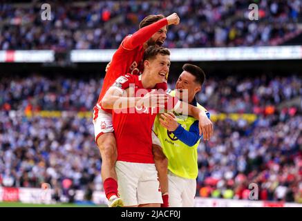 Ryan Yates von Nottingham Forest (Mitte) feiert mit Philip Zinckernagel (links) und Joe Lolley nach dem Sieg im Play-off-Finale der Sky Bet Championship im Wembley Stadium, London. Bilddatum: Sonntag, 29. Mai 2022. Stockfoto