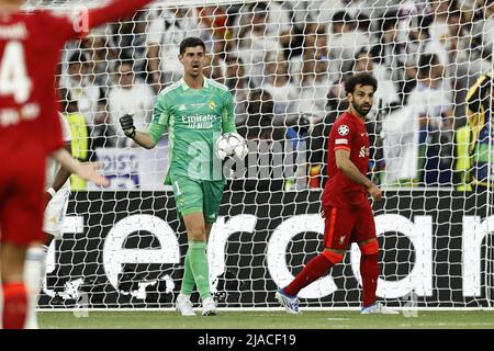 PARIS - (LR) Real Madrid Torwart Thibaut Courtois, Mo Salah vom FC Liverpool während des UEFA Champions League-Finalspiels zwischen dem FC Liverpool und Real Madrid am 28. Mai 2022 im Stade de Franc in Paris, Frankreich. ANP | HOLLÄNDISCHE HÖHE | MAURICE VAN STONE Stockfoto