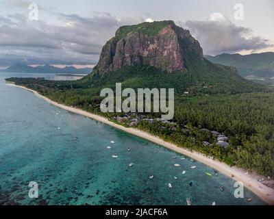 Blick vom Himmel auf den Berg Le Morne und die Halbinsel, Mauritius Stockfoto