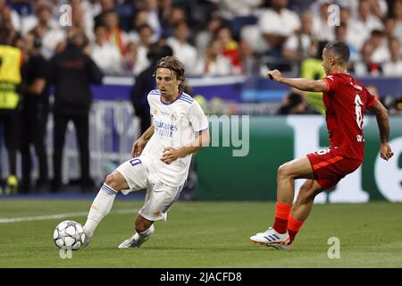 PARIS - (LR) Luka Modric von Real Madrid, Thiago Alcantara vom FC Liverpool während des UEFA Champions League-Finalsspiels zwischen dem FC Liverpool und Real Madrid im Stade de Franc am 28. Mai 2022 in Paris, Frankreich. ANP | HOLLÄNDISCHE HÖHE | MAURICE VAN STONE Stockfoto