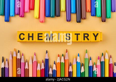 Kreatives flaches Lay aus bunten Bleistiften und Wort Chemie auf Plastikblöcken geschrieben. Wissenschaft und Bildung Konzept. Stockfoto