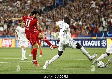 PARIS - (LR) Mo Salah vom FC Liverpool, Ferland Mendy von Real Madrid während des UEFA Champions League-Endspiel zwischen dem FC Liverpool und Real Madrid am 28. Mai 2022 im Stade de Franc in Paris, Frankreich. ANP | HOLLÄNDISCHE HÖHE | MAURICE VAN STONE Stockfoto