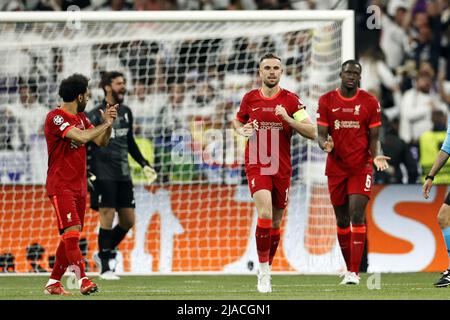 PARIS - (LR) Mo Salah vom FC Liverpool, Jordan Henderson vom FC Liverpool, Ibrahima Konaté vom FC Liverpool während des UEFA Champions League-Finalsspiels zwischen dem FC Liverpool und Real Madrid am 28. Mai 2022 im Stade de Franc in Paris, Frankreich. ANP | HOLLÄNDISCHE HÖHE | MAURICE VAN STONE Stockfoto