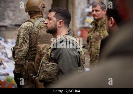 Charkiw, Ukraine. 29.. Mai 2022. Der ukrainische Präsident Wolodymyr Zelenskyy führt am 29. Mai 2022 in der Region Charkiw, Ukraine, durch die Zerstörung von Wohngebäuden an der Front des Krieges mit Russland. Kredit: Ukrainische Präsidentschaft/Ukrainische Presidential Press Office/Alamy Live Nachrichten Stockfoto