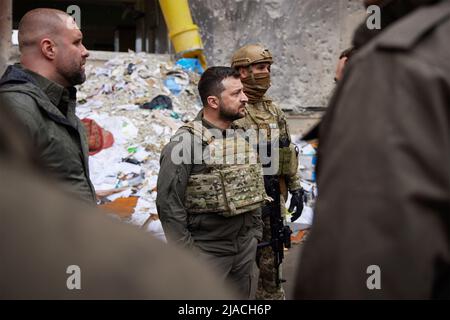 Charkiw, Ukraine. 29.. Mai 2022. Der ukrainische Präsident Wolodymyr Zelenskyy führt am 29. Mai 2022 in der Region Charkiw, Ukraine, durch die Zerstörung von Wohngebäuden an der Front des Krieges mit Russland. Kredit: Ukrainische Präsidentschaft/Ukrainische Presidential Press Office/Alamy Live Nachrichten Stockfoto