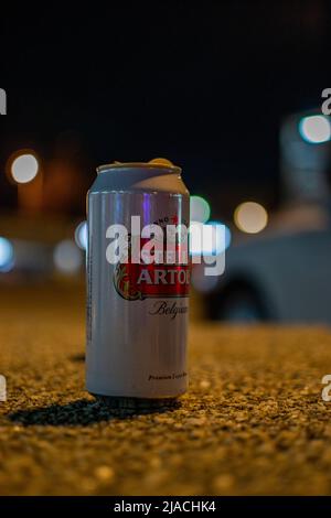 Dose von Stella Artois auf einer Bank, mit einer superflachen Schärfentiefe. Stockfoto