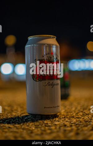 Dose von Stella Artois auf einer Bank, mit einer superflachen Schärfentiefe. Stockfoto