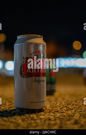 Dose von Stella Artois auf einer Bank, mit einer superflachen Schärfentiefe. Stockfoto