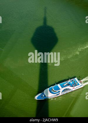 Luftaufnahme des touristischen Schiffs, der Schatten des Fernsehturms überquert Stockfoto