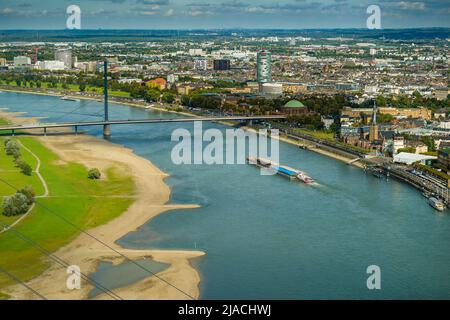 Luftbild vom Düsseldorfer Fernsehturm mit Blick auf die Stadt Stockfoto