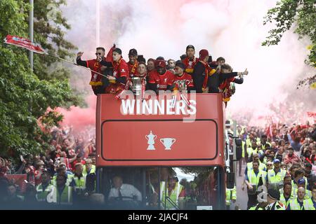 Liverpool, Großbritannien. 29.. Mai 2022. Der Liverpool-Teambus. Siegesparade des Liverpool Football Club in Liverpool am Sonntag, 29.. Mai 2022. Der FC Liverpool feiert die Erfolge der Herren- und Frauenteams in dieser Saison mit einer Open-Top-Busparade rund um Liverpool. Nur zur redaktionellen Verwendung. Bild von Chris Stading/Andrew Orchard Sports Photography/Alamy Live News Credit: Andrew Orchard Sports Photography/Alamy Live News Stockfoto