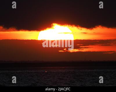 Sheerness, Kent, Großbritannien. 29.. Mai 2022. UK Wetter: Sonnenuntergang in Sheerness, Kent. Kredit: James Bell/Alamy Live Nachrichten Stockfoto