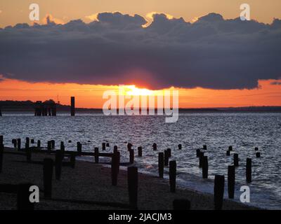 Sheerness, Kent, Großbritannien. 29.. Mai 2022. UK Wetter: Sonnenuntergang in Sheerness, Kent. Kredit: James Bell/Alamy Live Nachrichten Stockfoto