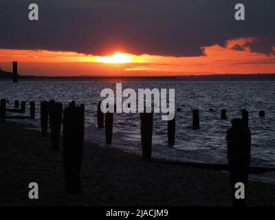 Sheerness, Kent, Großbritannien. 29.. Mai 2022. UK Wetter: Sonnenuntergang in Sheerness, Kent. Kredit: James Bell/Alamy Live Nachrichten Stockfoto