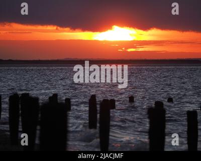 Sheerness, Kent, Großbritannien. 29.. Mai 2022. UK Wetter: Sonnenuntergang in Sheerness, Kent. Kredit: James Bell/Alamy Live Nachrichten Stockfoto