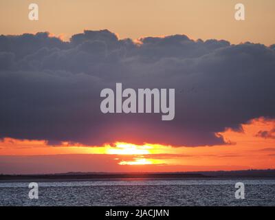 Sheerness, Kent, Großbritannien. 29.. Mai 2022. UK Wetter: Sonnenuntergang in Sheerness, Kent. Kredit: James Bell/Alamy Live Nachrichten Stockfoto