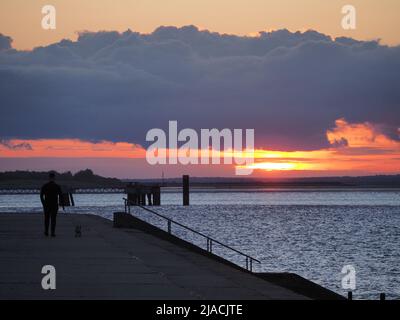 Sheerness, Kent, Großbritannien. 29.. Mai 2022. UK Wetter: Sonnenuntergang in Sheerness, Kent. Kredit: James Bell/Alamy Live Nachrichten Stockfoto