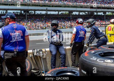 Indianapolis, Indiana, USA. 29.. Mai 2022. Crew-Mitglieder von AJFoyt Racing bereiten ihren Rennwagen vor der Indianapolis 500 in Indianapolis, Indiana, USA, vor. (Bild: © Walter G. Arce Sr./ZUMA Press Wire) Stockfoto