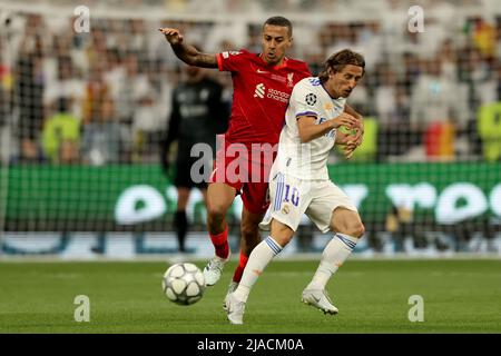 28.. Mai 2022; Stade de France Stadion, Saint-Denis, Paris, Frankreich. Champions League-Fußballfinale zwischen dem FC Liverpool und Real Madrid; Thiago Alcantara von Liverpool fordert Luka Modric von Real Madrid heraus Stockfoto