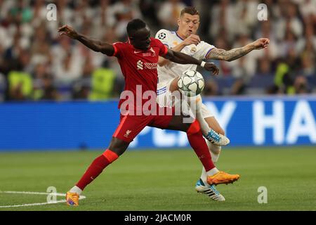 28.. Mai 2022; Stade de France Stadion, Saint-Denis, Paris, Frankreich. Champions League-Fußballfinale zwischen dem FC Liverpool und Real Madrid; Sadio Mane von Liverpool fordert Toni Kroos von Real Madrid heraus Stockfoto