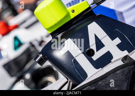 Indianapolis, Indiana, USA. 29.. Mai 2022. Crew-Mitglieder von AJFoyt Racing bereiten ihren Rennwagen The Indianapolis 500 in Indianapolis, Indiana, USA, vor. (Bild: © Walter G. Arce Sr./ZUMA Press Wire) Stockfoto