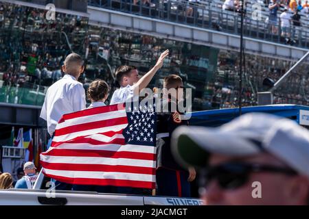 Indianapolis, Indiana, USA. 29.. Mai 2022. Crew-Mitglieder von AJFoyt Racing bereiten ihren Rennwagen The Indianapolis 500 in Indianapolis, Indiana, USA, vor. (Bild: © Walter G. Arce Sr./ZUMA Press Wire) Stockfoto