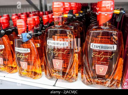 Samara, Russland - 22. März 2022: Russischer Nareischina-Cognac im Regal eines Superstore. Starke alkoholische Getränke in Flaschen. Stockfoto